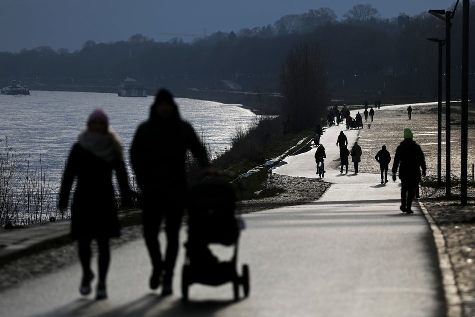 Die Menschen in Nordrhein-Westfalen müssen sich am Wochenende warm einpacken, denn es bleibt bei den frostigen Temperaturen. Dafür zeigt sich jedoch die Sonne.