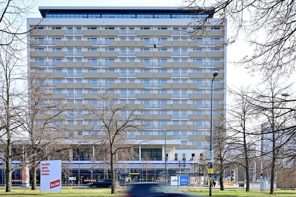 So sieht der frisch sanierte Hochhaus-Riese am Pirnaischen Platz jetzt aus.