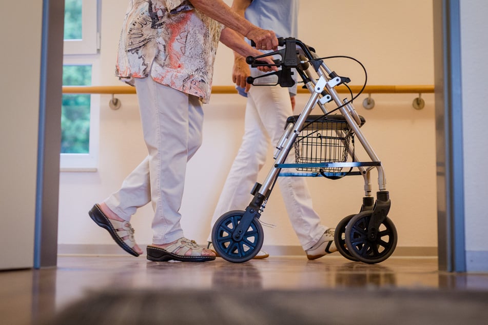 Steigende Pflegeheimkosten bringen immer mehr Pflegebedürftige und ihre Angehörigen finanziell an die Belastungsgrenze. (Archivbild)