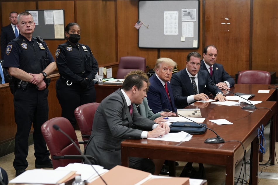 Donald Trump (76, 3.v.r), ehemaliger Präsident der USA, sitzt in einem Gerichtssaal in Manhattan mit seinem Verteidigungsteam am Tisch.