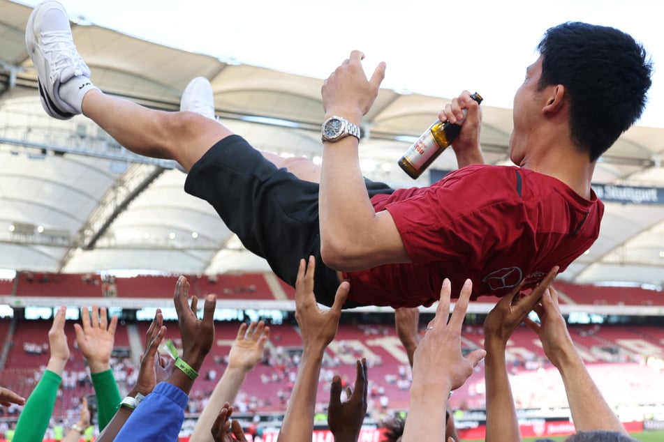 Als die Fans wieder zurück auf der Tribüne waren feiern die Profis des VfB Stuttgart ihren Kapitän Wataru Endo (29).