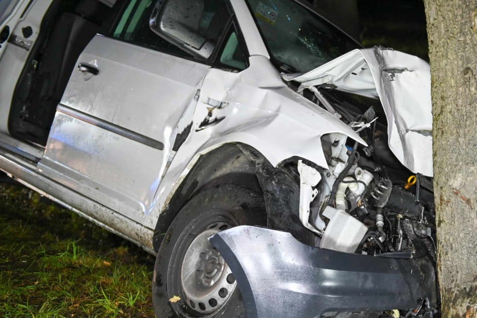 Schwerer Unfall in Sachsen: VW-Fahrer in Klinik eingeliefert