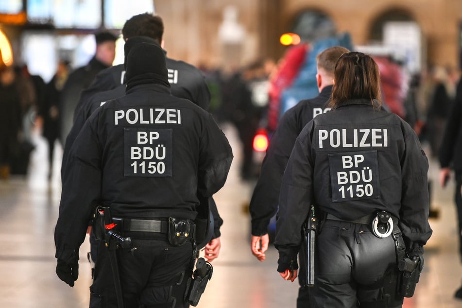 Das ging in die Hose: 40-Jähriger pinkelt gegen Leipziger Bahnhof und wird verhaftet
