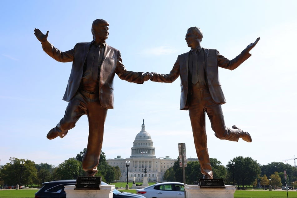 A statue featuring Donald Trump (l.) and Jeffrey Epstein was installed in Washington DC on Monday, only to be removed by law enforcement the next day.