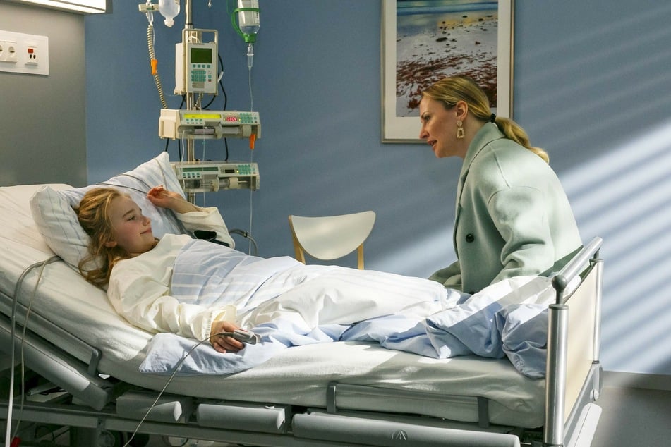 Am Krankenbett sorgt sich Isabelle um ihre Tochter. Schließlich hat sie Sophia in Lebensgefahr gebracht.