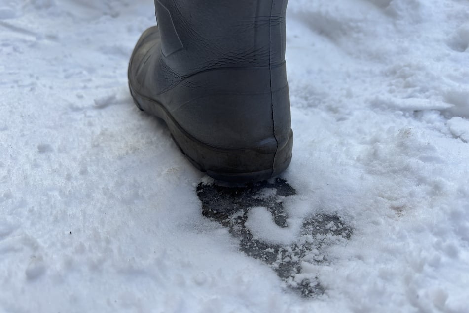 Auch unter Schnee kann sich Eis verstecken und so zur Unfallgefahr werden.