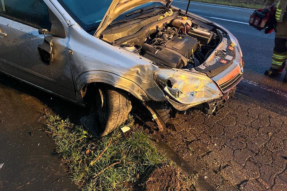 Der Opel der Unfallfahrerin und die anderen sechs beteiligten Fahrzeuge wurde teilweise erheblich beschädigt, der Gesamtschaden wird auf rund 8000 Euro geschätzt.