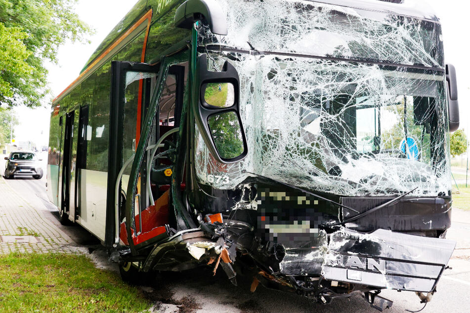 Vier Verletzte bei heftigem Bus-Crash in Hartmannsdorf