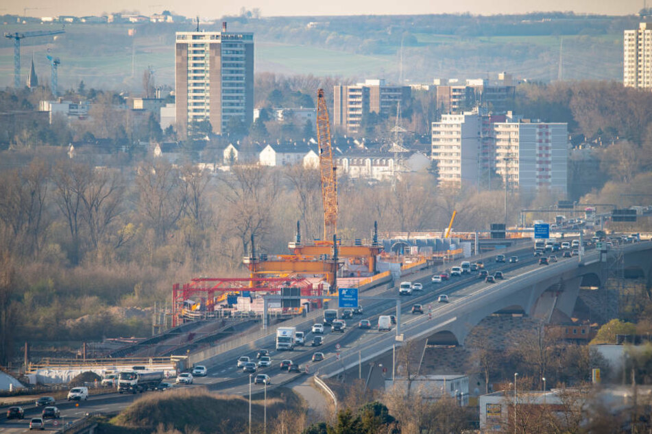 Der Berufsverkehr fließt am Morgen über die Schiersteiner Brücke von der hessischen Landeshauptstadt aus in Richtung Rheinland-Pfalz. Im Hintergrund sind bereits einige Gebäude an der Stadtgrenze von Mainz zu sehen.