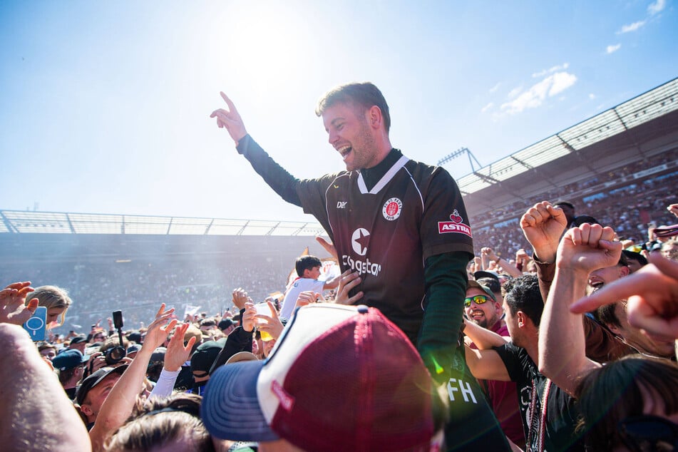 Kleiner Sidefact über Fabian Hürzeler: Er selbst gibt zu, fast 23 Stunden täglich über Fußball nachzudenken und zu sprechen.