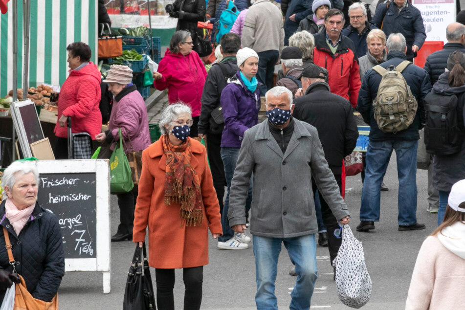 Besucher auf dem Lingnermarkt in Dresden. Der Markt findet normalerweise Freitag statt. Wegen Karfreitag sind die Stände diesmal schon am Donnerstag geöffnet.