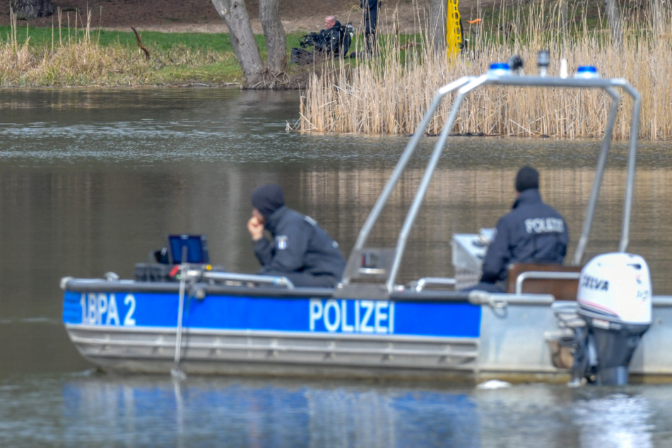 Nach der Bergung konnten zunächst keine Hinweise auf eine Fremdeinwirkung festgestellt werden. (Symbolbild)