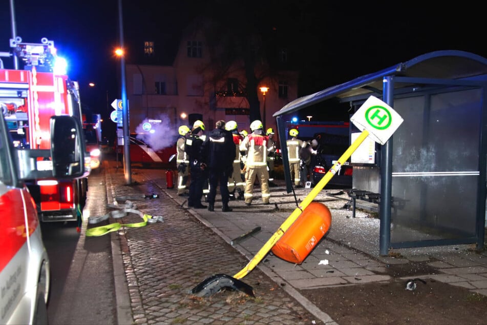 Zuvor hat der BMW ein Haltestellenschild umgefahren und auch einen Pfeiler des Wartehäuschens gerammt.