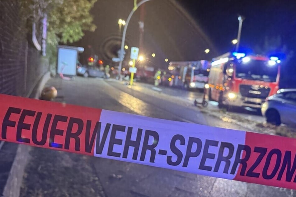 Auto kracht gegen Straßenlaterne: Zwei Verletzte in Spandau