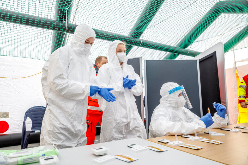 50 Tests pro Stunde schaffen die Mitarbeiter der Johanniter.