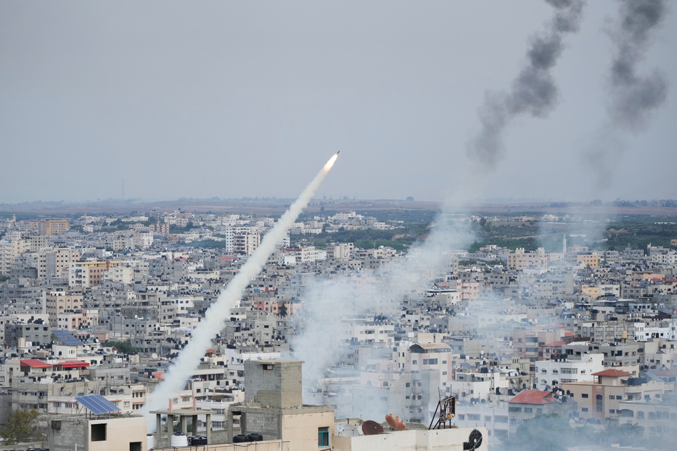 Gaza-Stadt: Raketen werden von militanten Palästinensern aus dem Gazastreifen auf Israel abgefeuert.