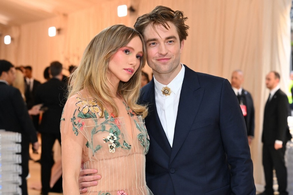 Suki Waterhouse (l.) and Robert Pattinson have been in a relationship since 2018.