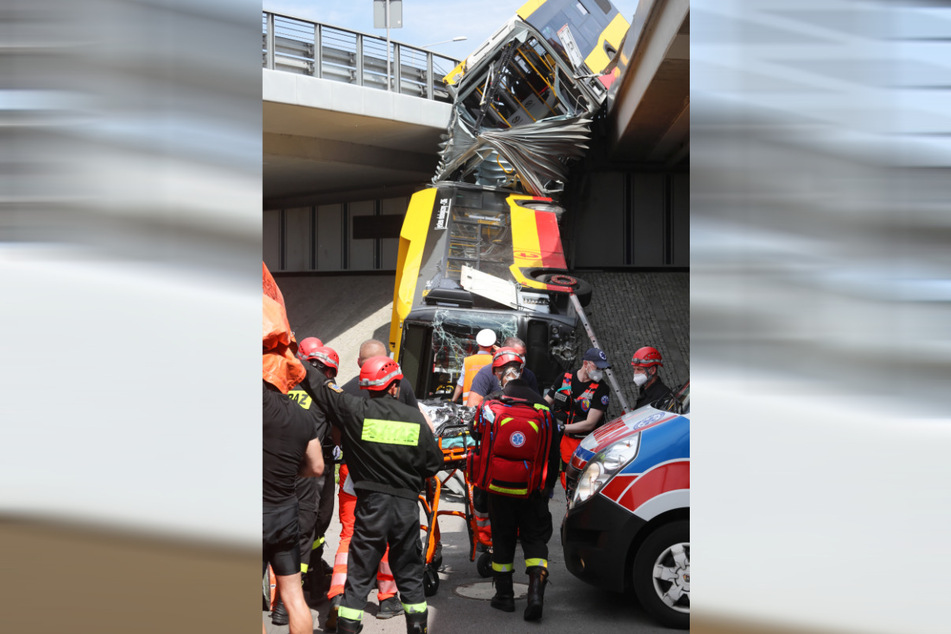Bei dem Sturz sei mindestens ein Mensch ums Leben gekommen, 21 weitere verletzt.