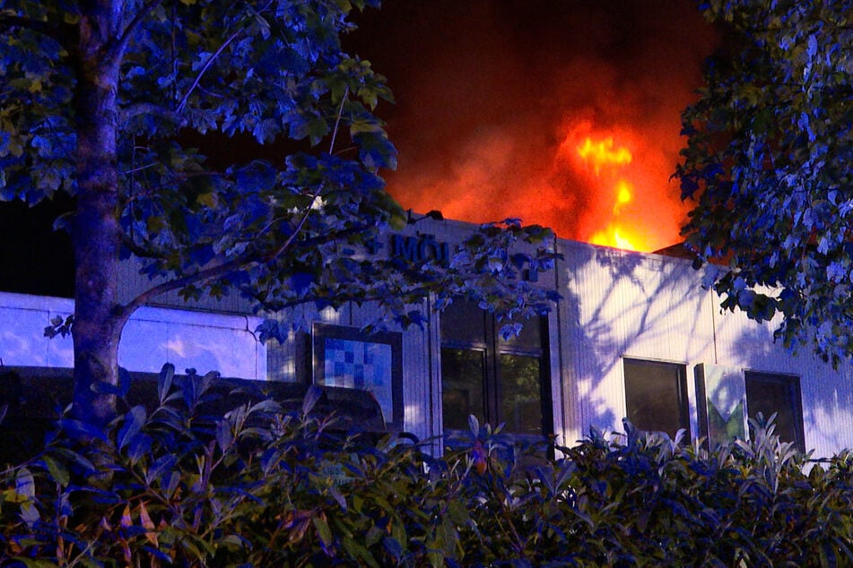Hamburg: Meterhohe Flammen schlagen aus Industriehalle: Feuerwehr im Großeinsatz