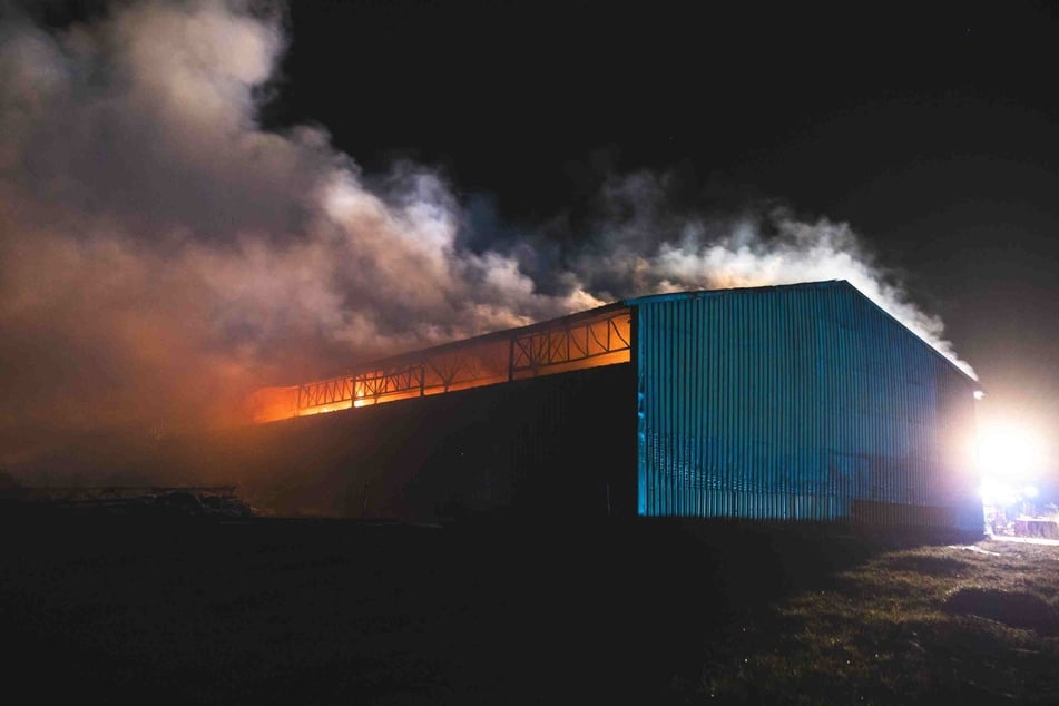 Das Flammeninferno in der Lagerhalle eines Agrarbetriebs in Neumark.