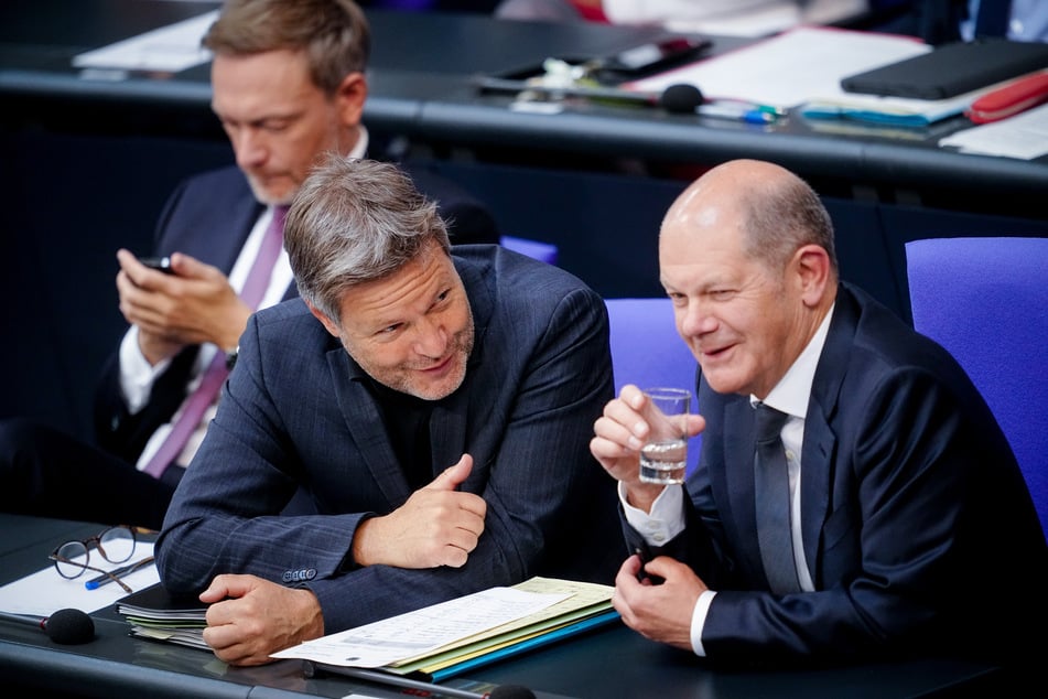 Bundeswirtschaftsminister Robert Habeck (52, Grüne, M.) und Bundeskanzler Olaf Scholz (63, SPD, r.) werden zu einer Wirtschaftskonferenz in Brandenburg erwartet.