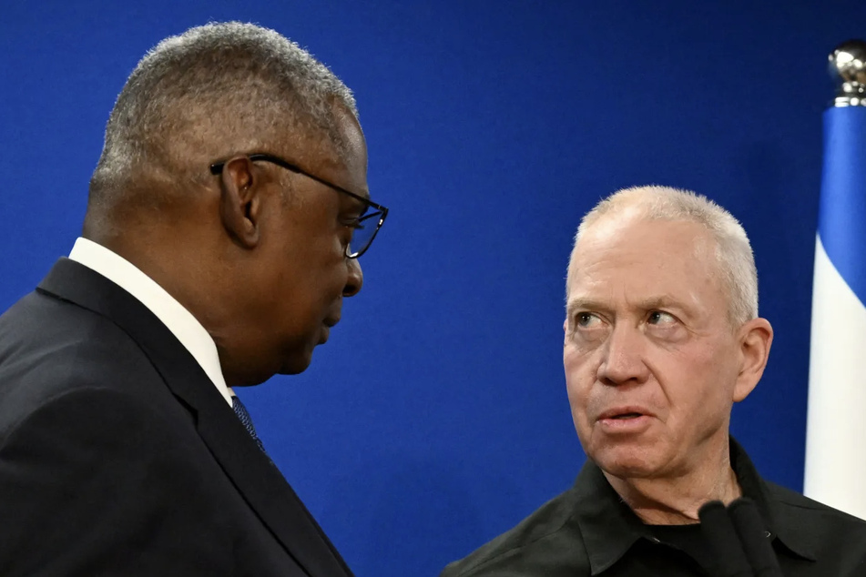 US Secretary of Defense Lloyd Austin (l.) has urged Israel's Defense Minister Yoav Gallant to reconsider the planned ground invasion of Rafah in the southern Gaza Strip.
