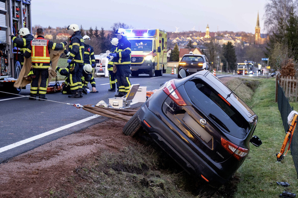 Das Auto ist so ungünstig im Graben gelandet, dass die Feuerwehr anrücken musste.