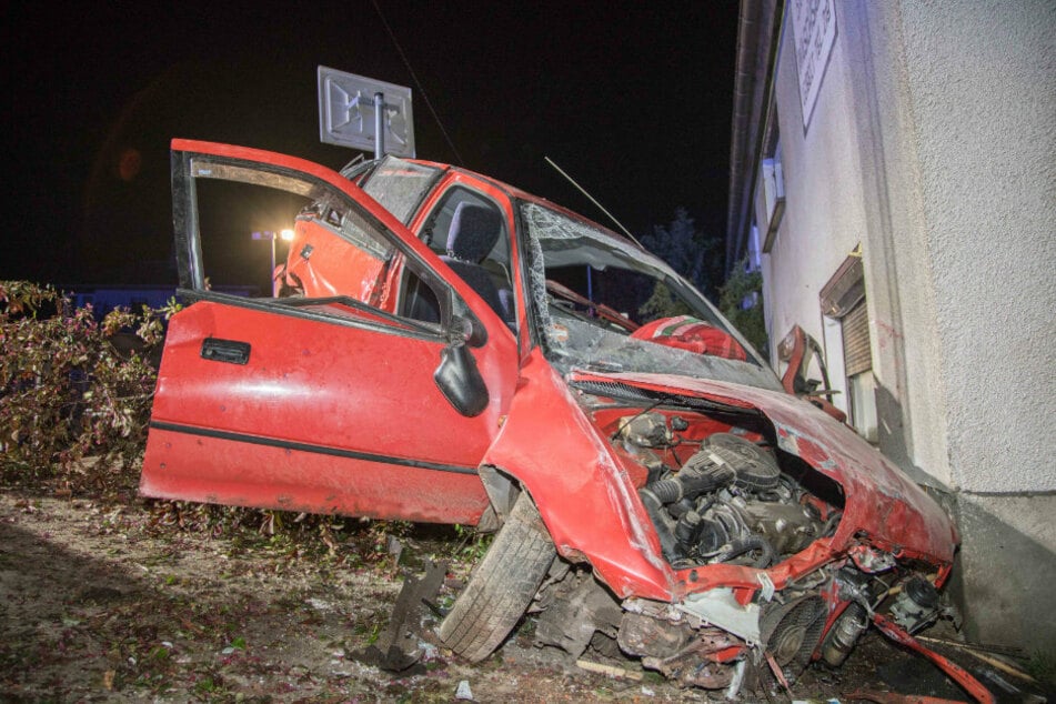 Subaru durchbricht Zaun und landet an Hauswand: Fahrer schwer verletzt