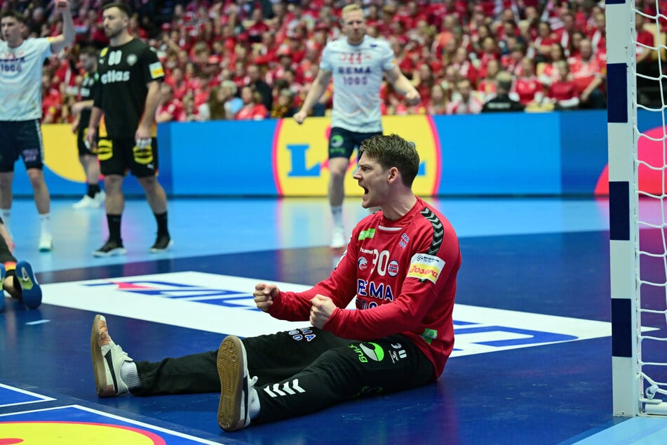 Norwegens Schlussmann Torbjörn Bergerud (31) pariert stark.