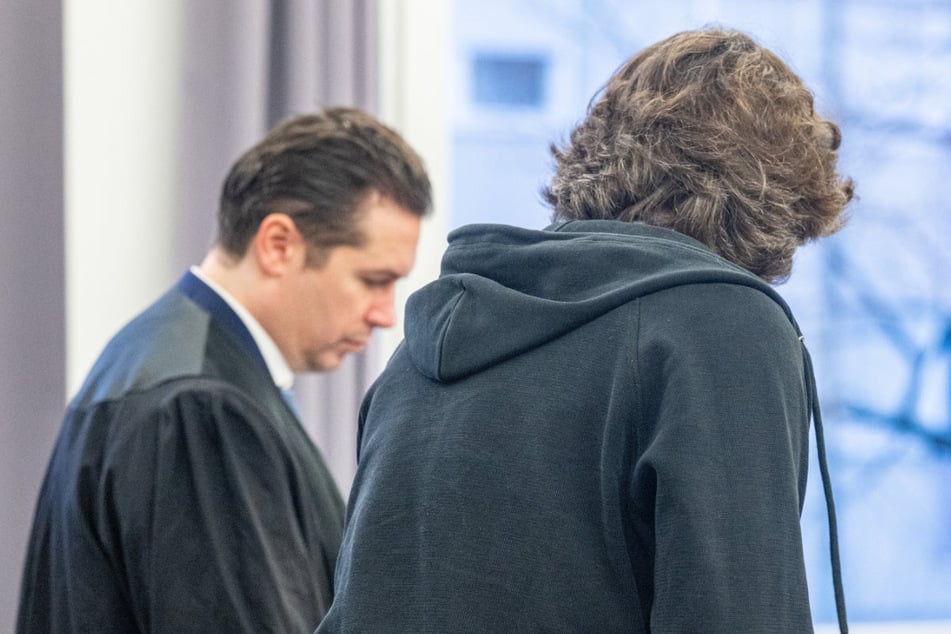 Der Angeklagte (46) steht im sogenannten "Champagner-Fall" mit seinem Verteidiger Philip Müller (l.) in Gerichtssaal.