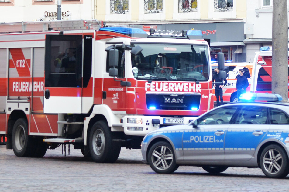 Einsatzkräfte von Polizei und Feuerwehr sind im Einsatz gewesen. (Symbolbild)