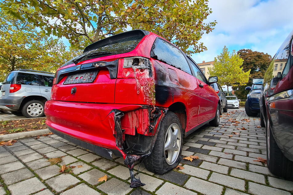 Auf einem Parkplatz an der Gneisenaustraße in Werdau brannten zwei Autos. Ein Seat konnte gerettet werden, wurde durch die Flammen aber auch beschädigt.