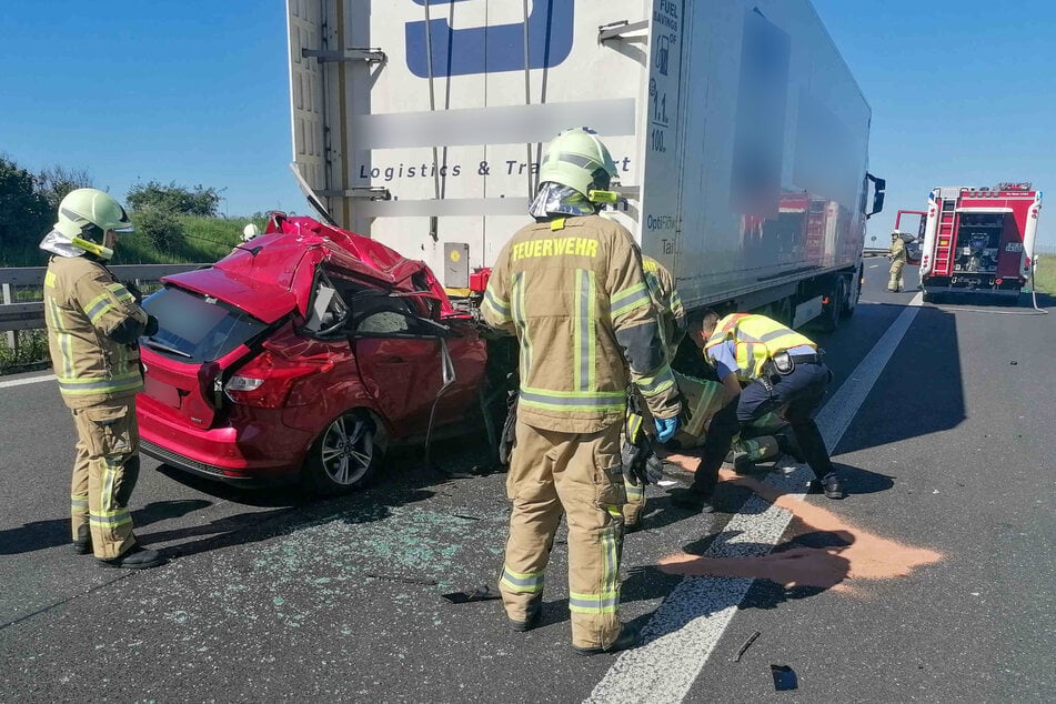 Die Autobahn musste im Rahmen der Rettungs- und Bergungsarbeiten nach dem Unfall voll gesperrt werden.