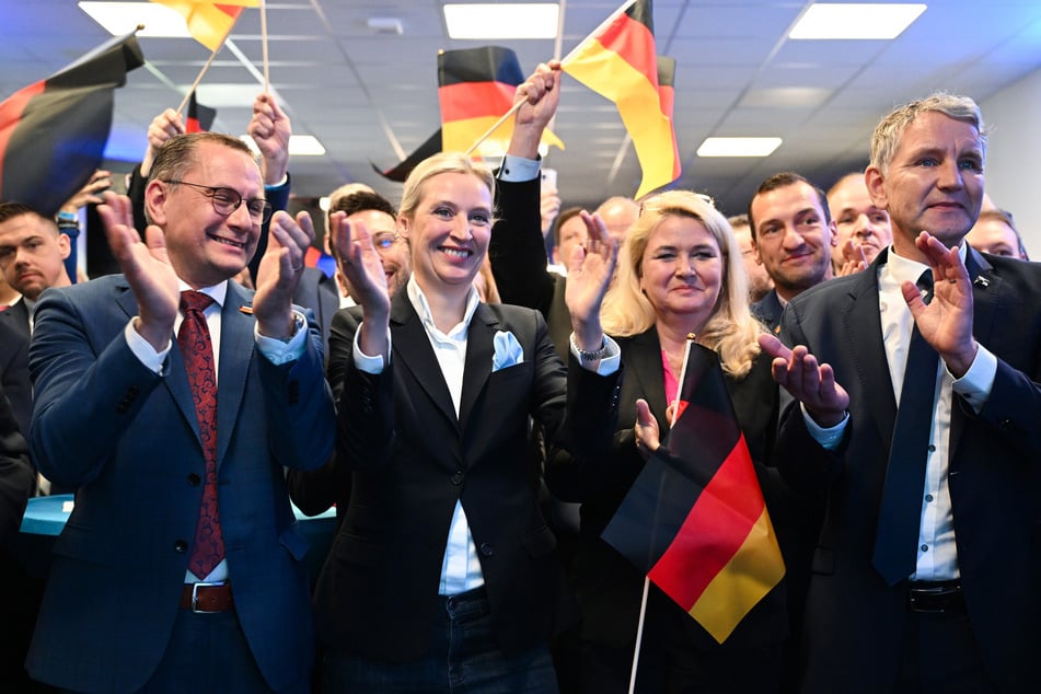 Der AfD-Bundesparteitag findet 2026 in Erfurt, der politischen Heimat von Thüringens Landeschef Björn Höcke (53, r.), statt.