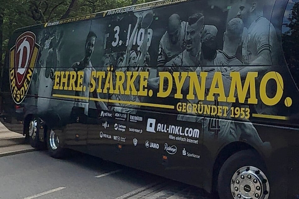 Der aktuelle Bus der SGD mit dem Schriftzug "3. Liga".