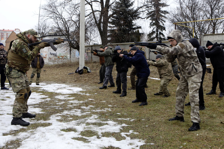 Zivilisten trainieren in der Ukraine für den Ernstfall.