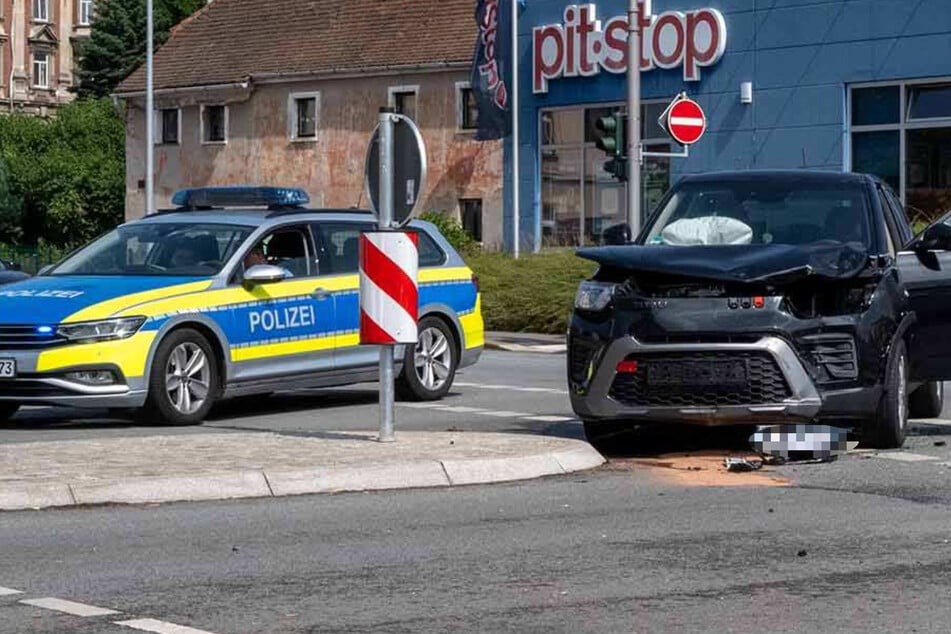 Rentner rast über Rot - Crash mit drei Autos, eine Verletzte