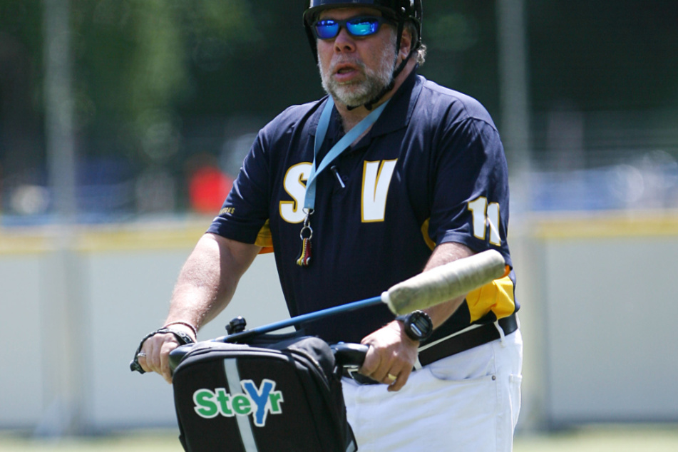 Der Mitbegründer der Apple Computer Company und Segway-Polo Spieler, Steve Wozniak, spielt sich warm.