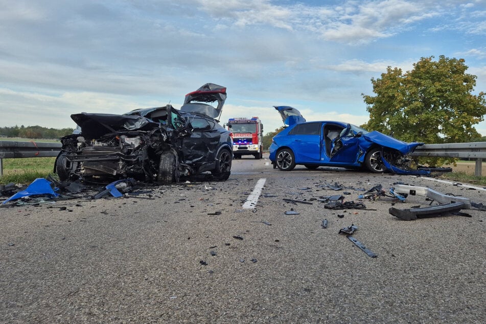 Bei einem Frontalzusammenstoß auf der Staatsstraße 2015 bei Ettringen ist ein 59 Jahre alter Autofahrer ums Leben gekommen.