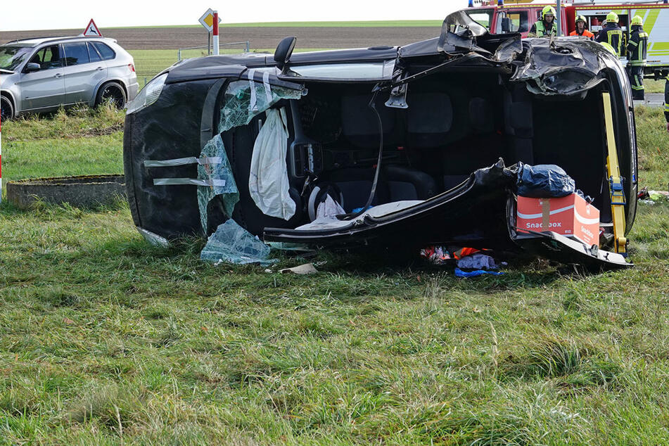 Heftiger Unfall mit Totalschaden: Fiat-Fahrerin muss schwer verletzt aus Auto gerettet werden