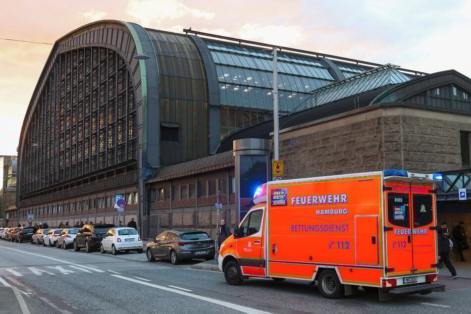 Mann tritt gegen S-Bahn und stirbt! Bruder muss alles mitansehen