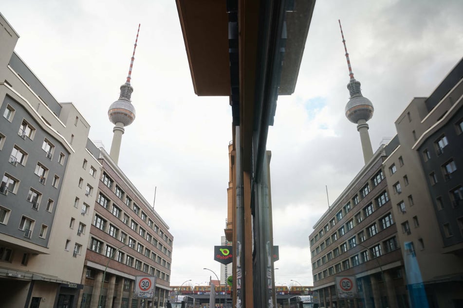 Der Fernsehturm ist in Sichtweite vieler Mietwohnungen. Nach dem Aus für den Berliner Mietendeckel gibt es für 1,4 Millionen Berliner Wohnungen wieder einen Mietspiegel.