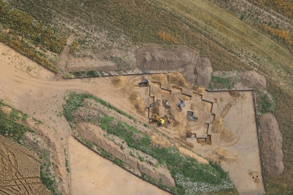 Bei Döhlen im Landkreis Leipzig haben Archäologen eine fast 5000 Jahre alte Grabanlage aus der Jungsteinzeit entdeckt.
