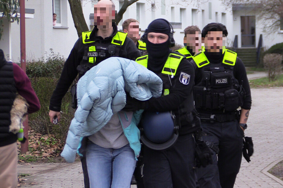 Beamte nahmen die randalierende Frau vor dem Mehrfamilienhaus in Hellersdorf fest.