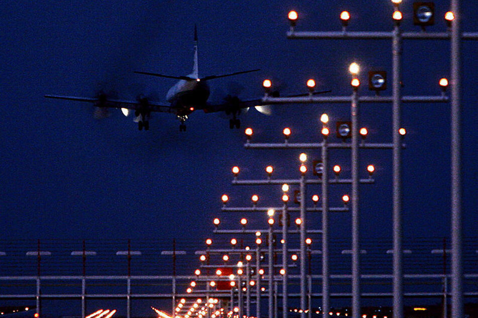 Eine Frachtmaschine startet in den Leipziger Nachthimmel. Der Flughafenausbau bedeutet auch mehr Nachtflüge.