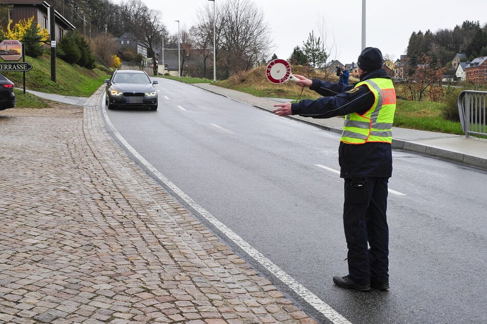 Polizist Michael Günther (49) winkt einen Autofahrer aus dem Verkehr.