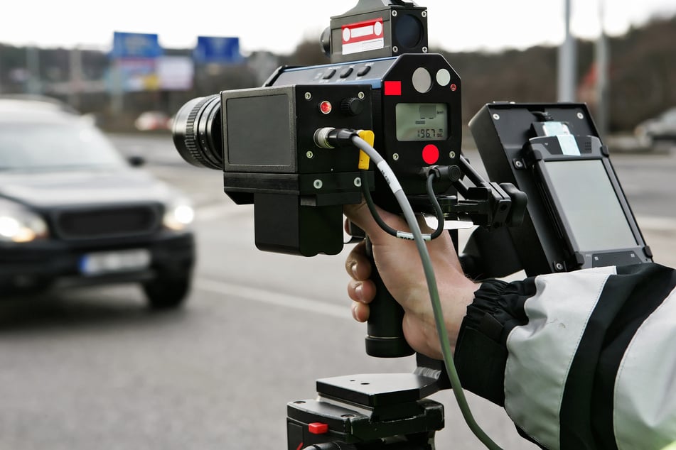 Der Mann war mit 146 km/h durch einen Streckenabschnitt der A7 gerast, auf dem wegen einer Lkw-Kontrolle vorübergehend nur 60 km/h erlaubt waren. (Symbolbild)