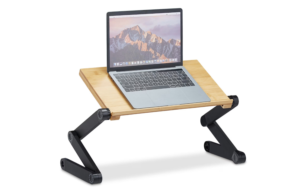 Ein verstellbarer Laptop-Ständer wie von Netto sorgt für angenehmeres Arbeiten im Home-Office.