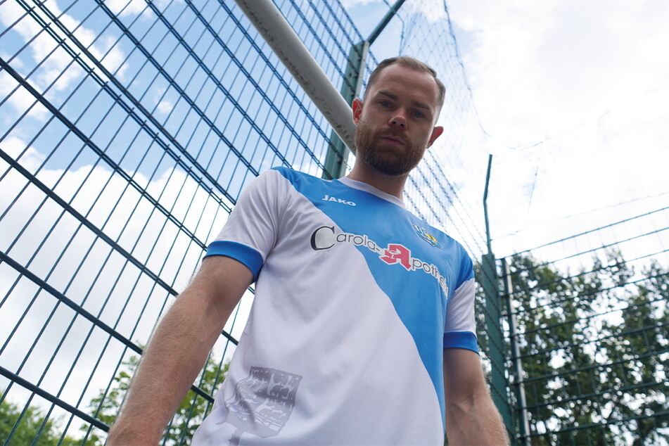 Tobias Müller (31) mit dem neuen CFC-Heimtrikot.