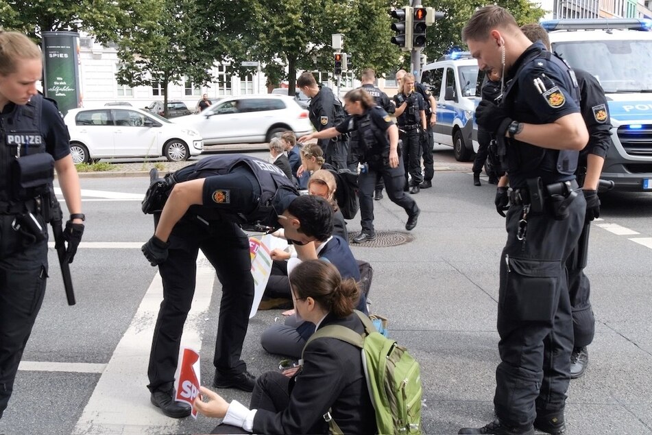 Die Polizei ist aktuell in Bremen im Einsatz. Die Straße ist nicht befahrbar.